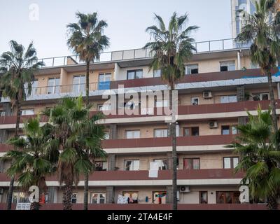 Batumi, Georgien. 11.28.2023 Wohnungen auf mehreren Etagen in einer südlichen Stadt. Häuser zur Miete im Resort. Herbst im Süden. Überwiegend bewölkt. Stockfoto