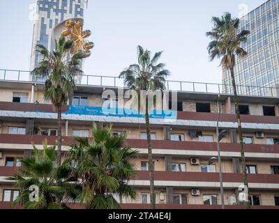 Batumi, Georgien. 11.28.2023 Wohnungen auf mehreren Etagen in einer südlichen Stadt. Häuser zur Miete im Resort. Herbst im Süden. Überwiegend bewölkt. Stockfoto