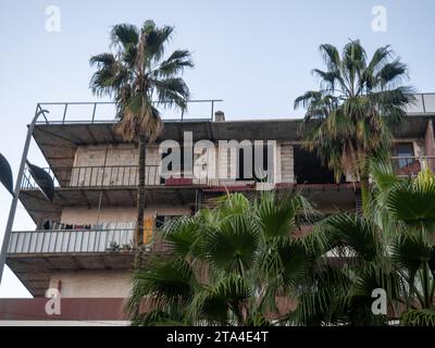 Wohnungen auf mehreren Etagen in einer südlichen Stadt. Häuser zur Miete im Resort. Herbst im Süden. Überwiegend bewölkt. Stockfoto