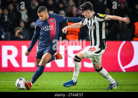 Paris, Frankreich. November 2023. KYLIAN MBAPPE von PSG und TINO LIVRAMENTO von Newcastle während des Gruppenspiels der UEFA Champions League zwischen Paris Saint-Germain und Newcastle United FC im Parc des Princes Stadium. (Kreditbild: © Matthieu Mirville/ZUMA Press Wire) NUR REDAKTIONELLE VERWENDUNG! Nicht für kommerzielle ZWECKE! Stockfoto