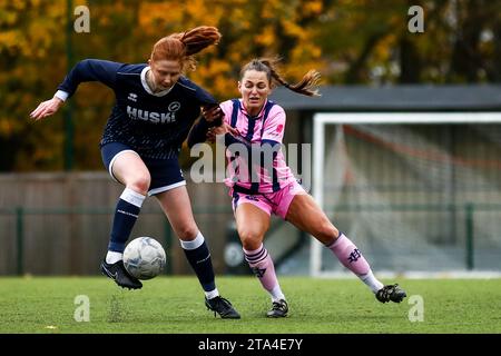 Action während eines Frauenfußballspiels zwischen Millwall FC Lionesses und Dulwich Hamlet Stockfoto