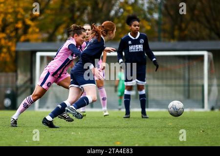 Action während eines Frauenfußballspiels zwischen Millwall FC Lionesses und Dulwich Hamlet Stockfoto