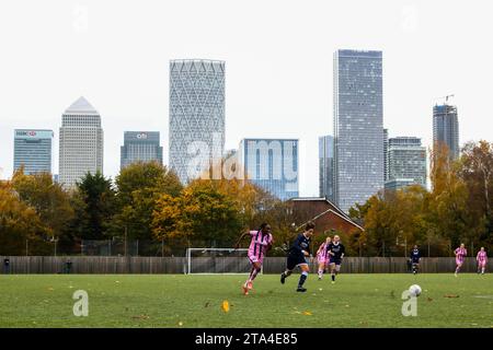 Das Fußball-Spiel der Frauen zwischen Millwall Lionesses und Dulwich Hamlet vor der Kulisse der Canary Wharf Stockfoto