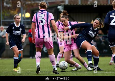 Action während eines Frauenfußballspiels zwischen Millwall FC Lionesses und Dulwich Hamlet Stockfoto