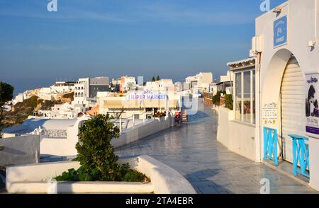 Marmor Walkway in Santorin Griechenland, vor den Menschenmassen. Stockfoto