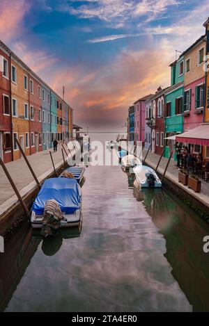 Malerischer Venedig Kanal mit farbenfrohen Gebäuden und Gondeln, die das Wesen des venezianischen Stils einfangen Stockfoto