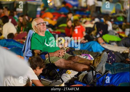 Ein älterer Mann sitzt. Die Mahnwache im Parque Tejo – Campo da Graca. Weltjugendtage 2023 in Lissabon, Portugal. Stockfoto