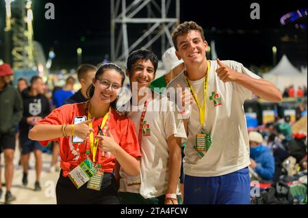 Fröhliche junge Menschen. Die Mahnwache im Parque Tejo – Campo da Graca. Weltjugendtage 2023 in Lissabon, Portugal. Stockfoto