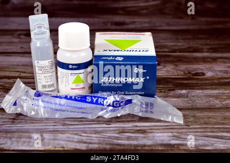 Kairo, Ägypten, 8. Oktober 2023: Zithromax Azithromycin Suspension Pulver 30 ml 1200 mg 200 mg pro 5 ml, von Pfizer Egypt S.A.E., Antibiotikum antimikrobiell für Stockfoto