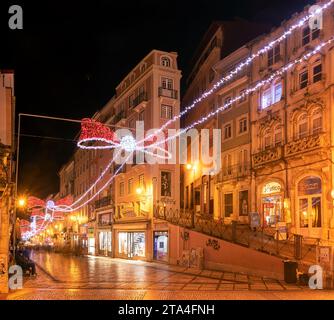 Coimbra, Portugal - 21. November 2023: Weihnachtsbeleuchtung auf der Hauptstraße in der Innenstadt von Coimbra in Portugal bei Nacht. Stockfoto