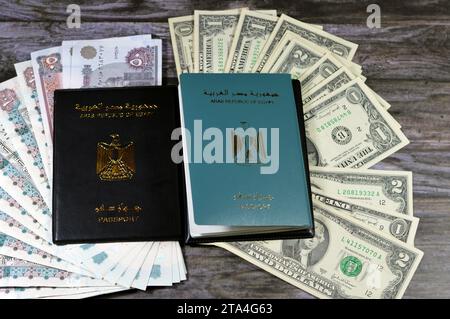 Ägyptisches Pass-Schwarzes Buch, Übersetzung arabischer Wörter (Pass der Arabischen republik Ägypten) und Schwarzes Passbuch mit ägyptischen Pfund und Amerika Stockfoto