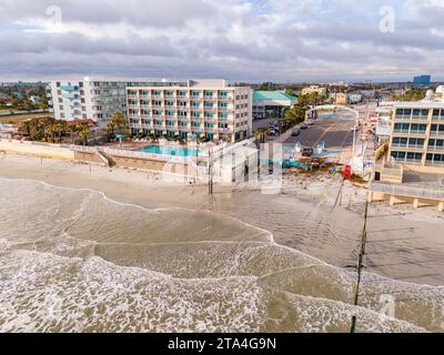 Daytona, FL, USA - 18. November 2023: Luftaufnahmen der weltberühmte Daytona Beach ist aufgrund steigender Wasserstände und Erosion nicht zu befahren Stockfoto