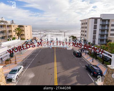 Daytona, FL, USA - 18. November 2023: Stockfoto weltberühmtester Strand Daytona Florida. Aus Sicht der erhöhten Drohne Stockfoto