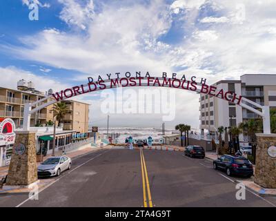 Daytona, FL, USA - 18. November 2023: Stockfoto weltberühmtester Strand Daytona Florida. Aus Sicht der erhöhten Drohne Stockfoto