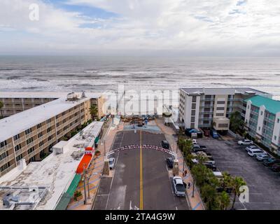 Daytona, FL, USA - 18. November 2023: Stockfoto weltberühmtester Strand Daytona Florida. Aus Sicht der erhöhten Drohne Stockfoto