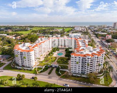 Ormond Beach, FL, USA - 18. November 2023: Luftbild Ormond Heritage Condominiums Immobilientour Stockfoto