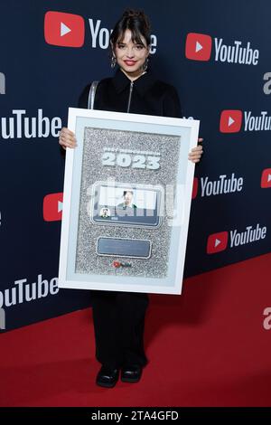 Berlin, Deutschland. November 2023. Nina Chuba gewinnt den YouTube Music Award in der Kategorie Best Newcomer:in. Quelle: Jörg Carstensen/dpa/Alamy Live News Stockfoto