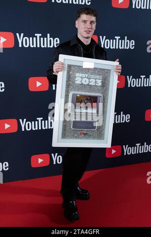 Berlin, Deutschland. November 2023. Produzent und Komponist Jumpa gewinnt den YouTube Music Award in der Kategorie „Songwriter:in of the Year“. Quelle: Jörg Carstensen/dpa/Alamy Live News Stockfoto