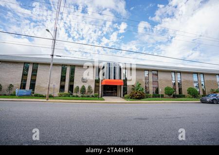 Ormond Beach, FL, USA - 18. November 2023: Foto des St James Episcopal Parish Life Center und der Kirche Stockfoto