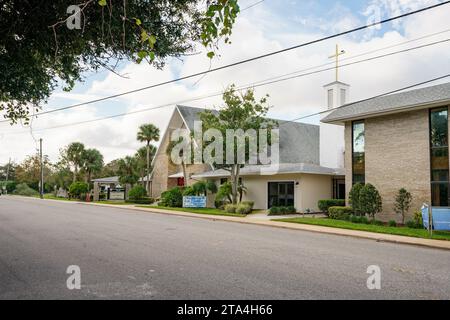 Ormond Beach, FL, USA - 18. November 2023: Foto des St James Episcopal Parish Life Center und der Kirche Stockfoto