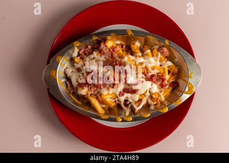 Speck Käse Pommes Frites Stockfoto