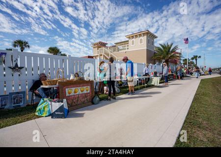 Beverly Beach, FL, USA - 18. November 2023: Beverly Beach Garagenverkauf im Superszenischen 150-Meilen-Extravaganza Stockfoto