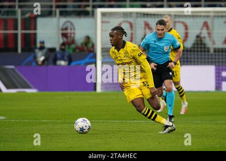 Mailand, Italie. November 2023. Jamie Bynoe-Gittens während des Fußballspiels der Gruppe F zwischen dem AC Mailand und Borusiia Dortmund am 28. November 2023 im San Siro Stadion in Mailand, Italien - Foto Morgese-Rossini/DPPI Credit: DPPI Media/Alamy Live News Stockfoto