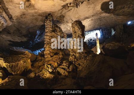 Surprise Cave, alias Sung SOT Cave, befindet sich in halong Bay, vietnam Stockfoto