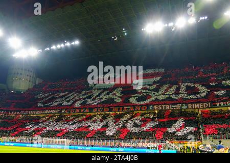 Mailand, Italien. November 2023. Atmosphäre im San Siro Stadion, während des AC Mailand gegen Borussia Dortmund, UEFA Champions League, im Giuseppe Meazza Stadion. Quelle: Alessio Morgese/Alessio Morgese/Emage/Alamy Live News Stockfoto