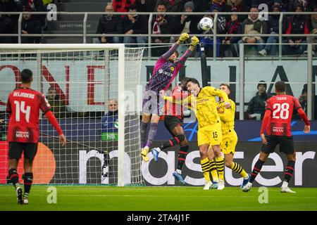 Mailand, Italien. November 2023. Gregor Kobel, während des AC Mailand gegen Borussia Dortmund, UEFA Champions League, im Giuseppe Meazza Stadion. Quelle: Alessio Morgese/Alessio Morgese/Emage/Alamy Live News Stockfoto