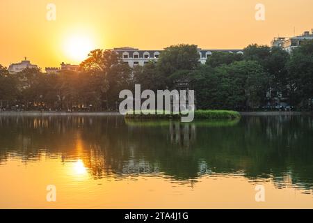 Hoan Kiem Lake, See des zurückgekehrten Schwertes, in Hanoi, Vietnam Stockfoto