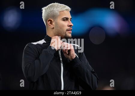 Paris, Frankreich. November 2023. Parc des Princes PARIS, FRANKREICH - 28. NOVEMBER: Bruno Guimarães von Newcastle United vor dem Gruppenspiel der UEFA Champions League zwischen Paris Saint-Germain und Newcastle United FC im Parc des Princes am 28. November 2023 in Paris. (Richard Callis/SPP) Credit: SPP Sport Press Photo. /Alamy Live News Stockfoto
