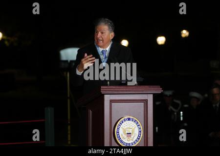 Washington, DC, USA. November 2023. US-Senator Joe Manchin III (D-WV) spricht bei der Beleuchtung des Weihnachtsbaums des Kapitols. Quelle: Philip Yabut/Alamy Live News Stockfoto