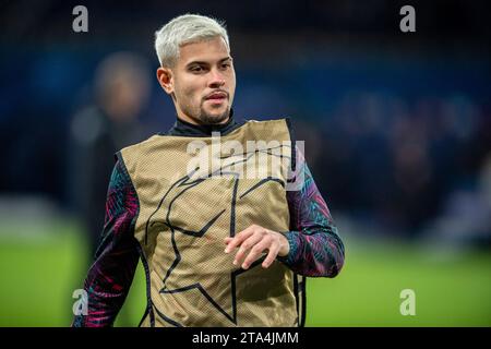 Paris, Frankreich. November 2023. Parc des Princes PARIS, FRANKREICH - 28. NOVEMBER: Bruno Guimarães aus Newcastle United während des Aufwärmens vor dem Gruppenspiel der UEFA Champions League zwischen Paris Saint-Germain und Newcastle United FC im Parc des Princes am 28. November 2023 in Paris. (Richard Callis/SPP) Credit: SPP Sport Press Photo. /Alamy Live News Stockfoto