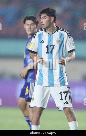 Bandung, Indonesien. November 2023. Argentinier Valentino Acuna beim Gruppenspiel der FIFA U-17-Weltmeisterschaft Indonesien 2023 zwischen Japan 1-3 Argentinien im Si Jalak Harupat Stadium in Bandung, Indonesien, 14. November 2023. Quelle: AFLO/Alamy Live News Stockfoto