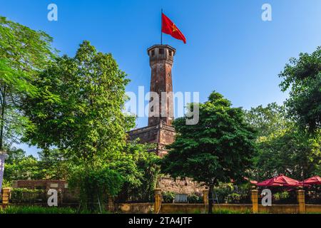 Flaggenturm von Hanoi, Teil der Kaiserlichen Zitadelle Thang Long in Hanoi, Vietnam Stockfoto