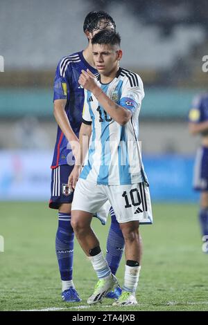 Bandung, Indonesien. November 2023. Argentinier Claudio Echeverri beim Gruppenspiel der FIFA U-17-Weltmeisterschaft Indonesien 2023 gegen Japan 1-3 Argentinien im Si Jalak Harupat Stadium in Bandung, Indonesien, 14. November 2023. Quelle: AFLO/Alamy Live News Stockfoto