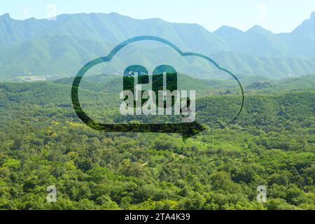 Konzept der klaren Luft. CO2-Inschrift in der Darstellung der Wolke mit Pfeil und schöner Berglandschaft Stockfoto