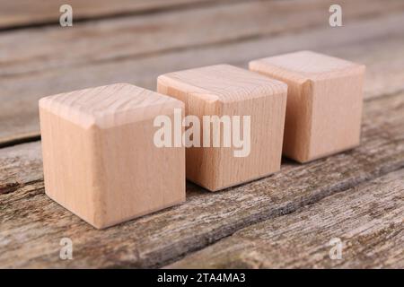 Internationale Organisation für Normung. Würfel mit der Abkürzung ISO auf Holztisch, Großansicht Stockfoto