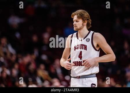 Columbia, SC, USA. November 2023. South Carolina Gamecocks Stürmer Stephen Clark (4) in der ersten Halbzeit gegen die Notre Dame Fighting Irish im NCAA Basketball Matchup in der Colonial Life Arena in Columbia, SC. (Scott Kinser/CSM). Quelle: csm/Alamy Live News Stockfoto