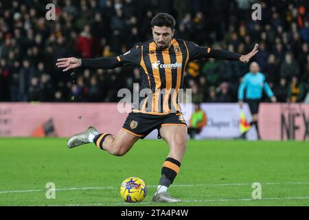 Rumpf, Großbritannien. November 2023. Ozan Tufan #7 von Hull City stellt einen Schuss während des Sky Bet Championship Matches Hull City gegen Rotherham United im MKM Stadium, Hull, Vereinigtes Königreich, am 28. November 2023 (Foto: James Heaton/News Images) in Hull, Vereinigtes Königreich, am 28. November 2023. (Foto: James Heaton/News Images/SIPA USA) Credit: SIPA USA/Alamy Live News Stockfoto