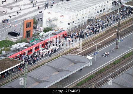 Köln, Deutschland 09. Oktober 2023: Blick von oben auf den Bahnhof köln deutz mit Zug und wartenden Reisenden Stockfoto