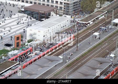 Köln, Deutschland 09. Oktober 2023: Blick von oben auf den Bahnhof köln deutz mit Zug und wartenden Reisenden Stockfoto