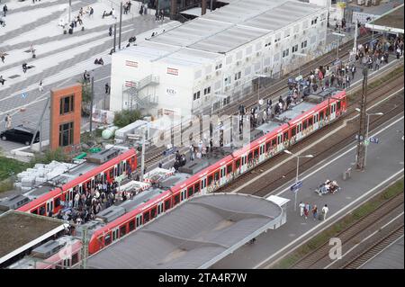 Köln, Deutschland 09. Oktober 2023: Blick von oben auf den Bahnhof köln deutz mit Zug und wartenden Reisenden Stockfoto