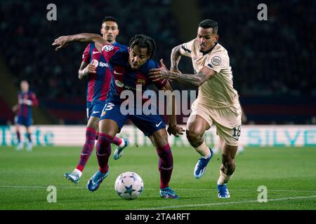 Barcelona, Spanien. November 2023. Jules Kounde (C) aus Barcelona streitet am 28. November 2023 mit Galeno aus Porto während des Spiels der UEFA Champions League Gruppe H zwischen dem FC Barcelona und dem FC Porto in Barcelona, Spanien. Quelle: Joan Gosa/Xinhua/Alamy Live News Stockfoto