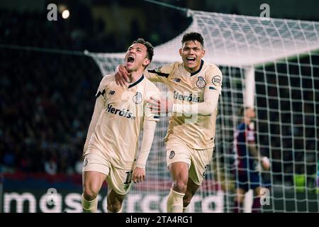 Barcelona, Spanien. November 2023. Pepe (#11, L) und Evanilson aus Porto feiern ein Tor beim Spiel der UEFA Champions League Gruppe H zwischen dem FC Barcelona und dem FC Porto am 28. November 2023 in Barcelona. Quelle: Joan Gosa/Xinhua/Alamy Live News Stockfoto