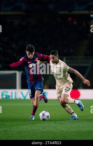 Barcelona, Spanien. November 2023. Pedri (L) von Barcelona streitet mit Alan Varela aus Porto während des Spiels der UEFA Champions League Gruppe H zwischen dem FC Barcelona und dem FC Porto am 28. November 2023 in Barcelona, Spanien. Quelle: Joan Gosa/Xinhua/Alamy Live News Stockfoto