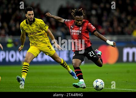 Mailand, Italien. November 2023. Der Mailänder Samuel Chukwueze (R) streitet mit Ramy Bensebaini, Borussia Dortmund, während des Spiels der UEFA Champions League Gruppe F zwischen dem AC Mailand und Borussia Dortmund am 28. November 2023 in Mailand. Quelle: Daniele Mascolo/Xinhua/Alamy Live News Stockfoto