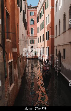 Ruhiger Blick auf den schmalen Kanal in Venedig, Italien mit historischer Architektur und ruhiger Wasserstraße Stockfoto