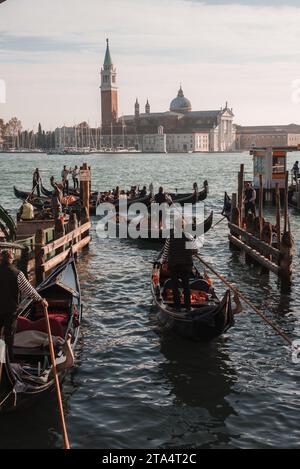 Legendäre Gondeln auf dem Wasser in Venedig, Italien: Klassische Schwarz-weiß-Szene Stockfoto